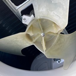 Freezzzler Barański J,. Cymerman K., Nalazek K. Spółka Jawna - Wnętrze klimatyzatora z widocznym wentylatorem i elementami chłodzącymi. Detal techniczny urządzenia w jasnej obudowie.