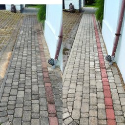 Pan Lanca Mycie Wysokociśnieniowe - Porównanie przed i po myciu kostki brukowej: brudny, porośnięty mchem chodnik z czerwonym pasem obok białej ściany i rynny, po prawej czysty i odświeżony.