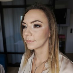 Agata Płowaś - Makijaż Ślubny i Okolicznościowy z Dojazdem - Delikatny makijaż okolicznościowy z błyszczącymi cieniami i podkreślonymi rzęsami, wykonany w Mińsku Mazowieckim. Subtelny efekt glamour.