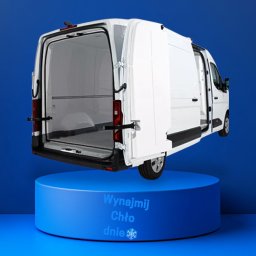Paweł Jachymiak Góralskie Specjały - Chłodnia na wynajem: Biały bus z otwartymi drzwiami, prezentowany na niebieskim podeście z napisem 'Wynajmij Chło...' na tle błękitnego studia.