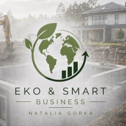 Eko & Smart Business - Logo Eko & Smart Business na tle budowy domu z fundamentami, koparką i pracownikami. Ziemia, roślina, wykres i strzałka w logo. Natalia Górka.