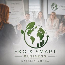 Eko & Smart Business - Prezentacja strategii EKO & SMART Business z logo na pierwszym planie, zespół w tle, flipchart z celami i planami. Natalia Górka.