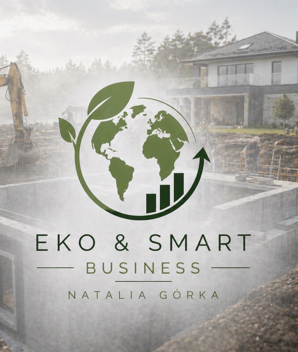 Logo Eko & Smart Business na tle budowy domu z fundamentami, koparką i pracownikami. Ziemia, roślina, wykres i strzałka w logo. Natalia Górka.
