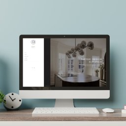 28Studio - Ekran komputera prezentuje stronę LadyofDesign.com z aranżacją wnętrza. Minimalistyczny design w Borzyszewie, elegancka kuchnia w tle. Nowoczesny styl.