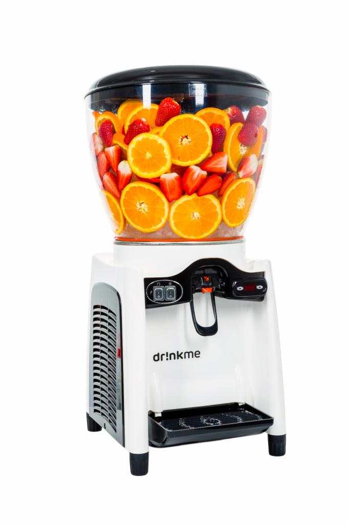 Biały dystrybutor do napojów marki drinkme wypełniony plastrami pomarańczy i truskawkami, z czarną pokrywą, na białym tle.