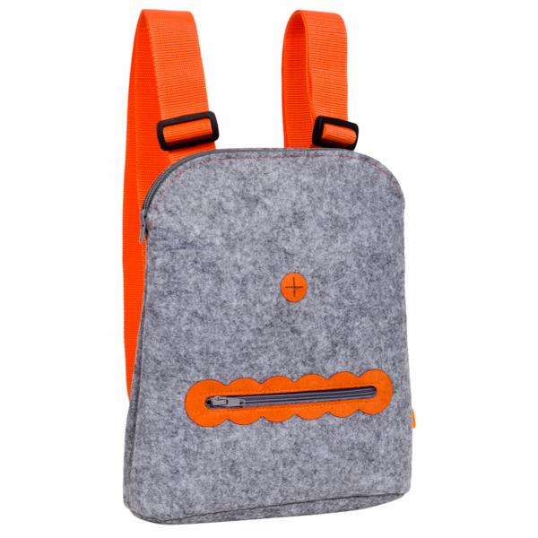 Szary filcowy plecak dziecięcy z pomarańczowymi paskami i ozdobnymi zamkami błyskawicznymi imitującymi twarz.