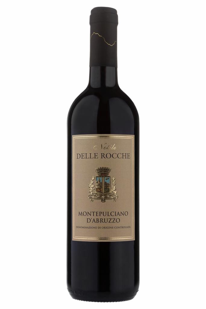 Butelka czerwonego wina Montepulciano d'Abruzzo z etykietą w odcieniach złota i czerni, prezentowana na białym tle.