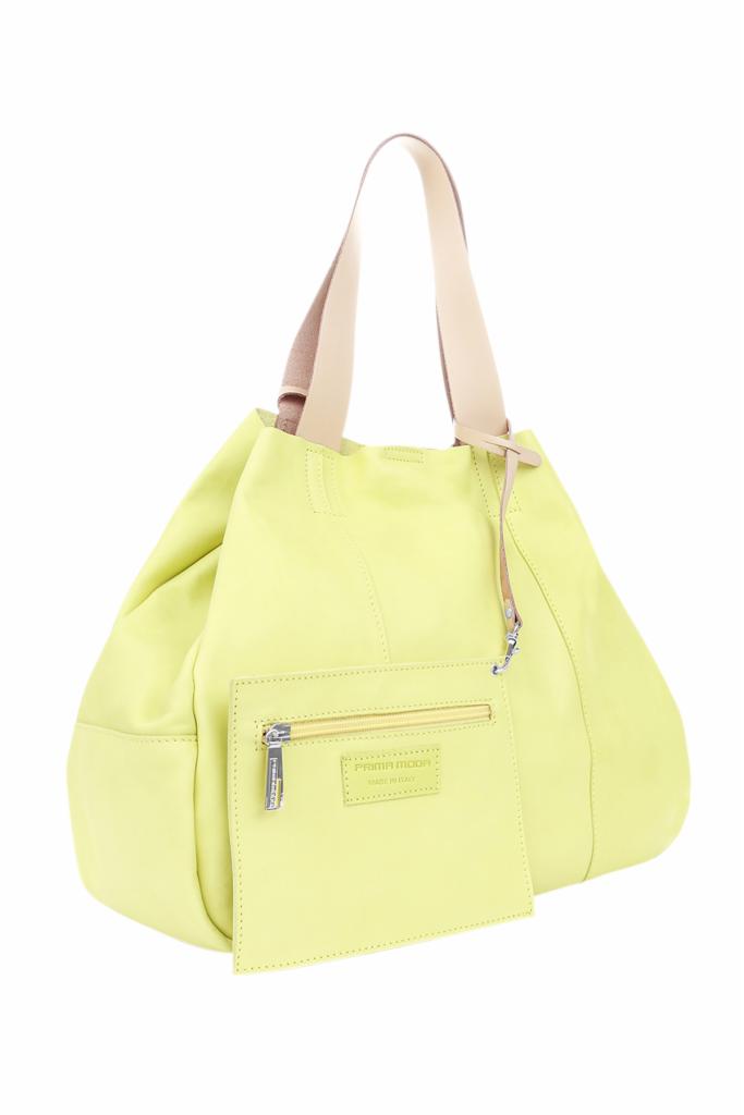 Żółta skórzana torebka shopper z beżowymi paskami i zewnętrzną kieszenią na zamek, prezentowana na białym tle.