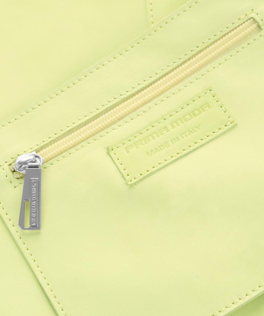 Jasnozielona skórzana torebka z metalowym suwakiem i wytłoczonym logo 'PRIMA MODA MADE IN ITALY' na skórzanej metce.