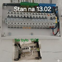 Usługi Elektryczne Aleksander Paszkow - Rozdzielnica elektryczna w trakcie montażu, widoczne zabezpieczenia i kable. Stan na 13.02, a jak było 11.02. Widok z bliska na etapie prac.