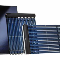 Zestaw paneli słonecznych różnego typu: płaski panel, panel rurowy próżniowy i panel z rurkami cieplnymi, prezentowany na białym tle.