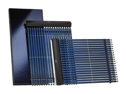 Zestaw paneli słonecznych różnego typu: płaski panel, panel rurowy próżniowy i panel z rurkami cieplnymi, prezentowany na białym tle.