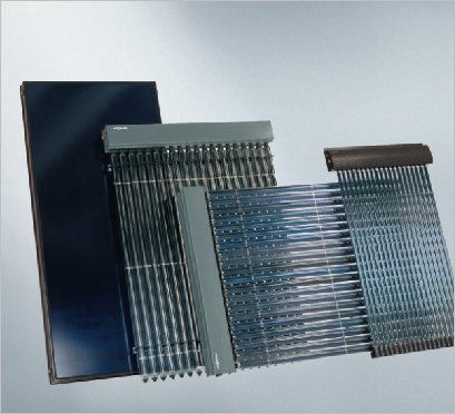 Różne typy paneli słonecznych: płaski, próżniowy rurowy z szarą obudową i rurowy z czarną obudową, prezentowane na jasnym tle.