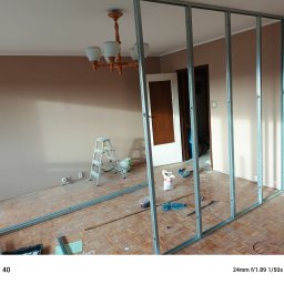 Realizacja ścianki działowej w bloku.