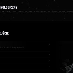 WebCraft - Strona internetowa z nagłówkiem 'Mój Stack Technologiczny' i programistą pracującym na laptopie w tle. Ciemna kolorystyka, nowoczesny design.
