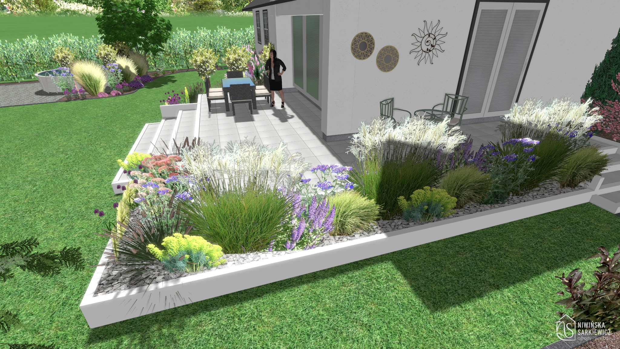 Wizualizacja ogrodu z tarasem, ozdobne trawy i kwiaty wzdłuż białego obrzeża, meble ogrodowe na szarym tarasie, dekoracje ścienne, kobieta w tle.