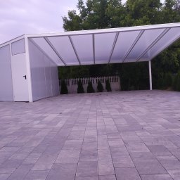 FSR SERHII REUTSKYI - Nowoczesna, biała pergola z poliwęglanowym dachem, widoczna z niskiej perspektywy na tle kostki brukowej i zieleni. Minimalistyczny design, czyste linie, oświetlenie naturalne.