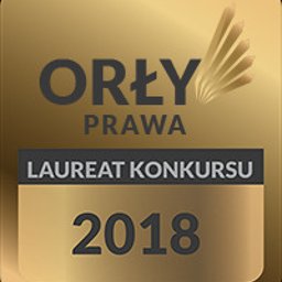 Kancelaria Radcy Prawnego Rafał Maciesza - Złota statuetka 'Orły Prawa - Laureat Konkursu 2018' z logo i napisem, na ciemnym tle. Symbol prestiżu i uznania w branży prawniczej.