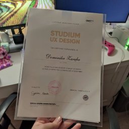 DeKOI Dominika Zadęba - Certyfikat ukończenia studium UX Design, potwierdzający kompetencje Dominiki Zaręby, z pieczęcią Szkoły Grafiki Komputerowej i datą 1 marca 2024.
