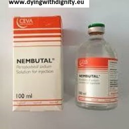 Dying With Dignity - Pudełko i butelka Nembutalu (pentobarbital sodu) 100 ml, leku weterynaryjnego, na białym tle. Etykiety w kolorze białym z czerwonymi paskami.