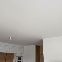 myWall - Wykonanie gładzi wraz z malowaniem - ściany i sufit. Montaż oświetlenia.