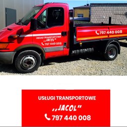 Jacol Usługi Transportowe - Czerwony samochód dostawczy z otwartą skrzynią ładunkową, zaparkowany na żwirowym podłożu. Na karoserii widoczne logo firmy transportowej i numer telefonu.