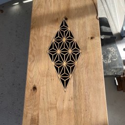 MysticTree - Drewniany blat z geometrycznym wzorem w kształcie rombu, wykonanym z cienkich listewek. Widoczne naturalne usłojenie drewna i drobne niedoskonałości.