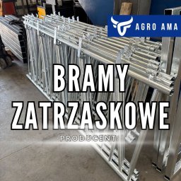 Agro AMA Sp. z o.o. - Stalowe bramy zatrzaskowe, ocynkowane, ułożone warstwami. Widoczne logo producenta Agro AMA. Metalowe profile w tle. Surowy beton na podłodze.
