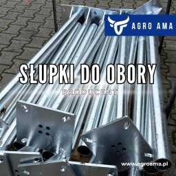Agro AMA Sp. z o.o. - Stalowe, ocynkowane słupki do obory z przyspawanymi podstawami, ułożone na palecie. Widoczne otwory montażowe i logo producenta Agro Ama.