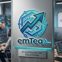 emTeq - Zespół IT pracuje w biurze. Logo firmy emTeq z napisem IT Outsourcing Solutions. Programista pisze kod na laptopie. Na tablicy schemat sieci. Monitory z danymi.
