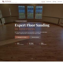 KreativSEO - Jasne, odnowione drewniane podłogi w przestronnym pokoju z dużymi oknami z widokiem na krajobraz. Widoczny fragment strony internetowej firmy MJ Flooring.