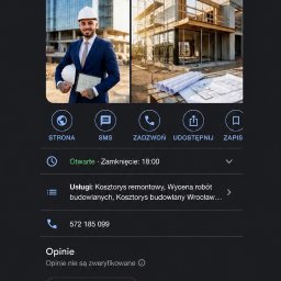 Gracjan Cempel - Uśmiechnięty mężczyzna w garniturze i białym kasku, trzymający tablet, na tle nowoczesnej budowy. Obok plac budowy z rusztowaniami i zwiniętymi planami architektonicznymi.