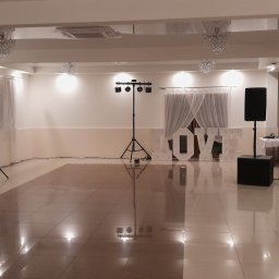 Usługi Techniczne Marcin Puchałka - Sala bankietowa z nagłośnieniem, dekoracją balonową i podświetlanym napisem LOVE. Parkiet odbija światła, tworząc elegancką atmosferę.