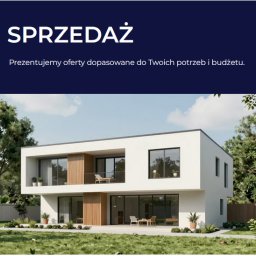 Noble Home Nieruchomości Dzierżoniów - Nowoczesny, dwukondygnacyjny dom z płaskim dachem i drewnianymi akcentami, otoczony zielenią. Widoczny taras i balkon z meblami ogrodowymi. Ujęcie w słoneczny dzień.
