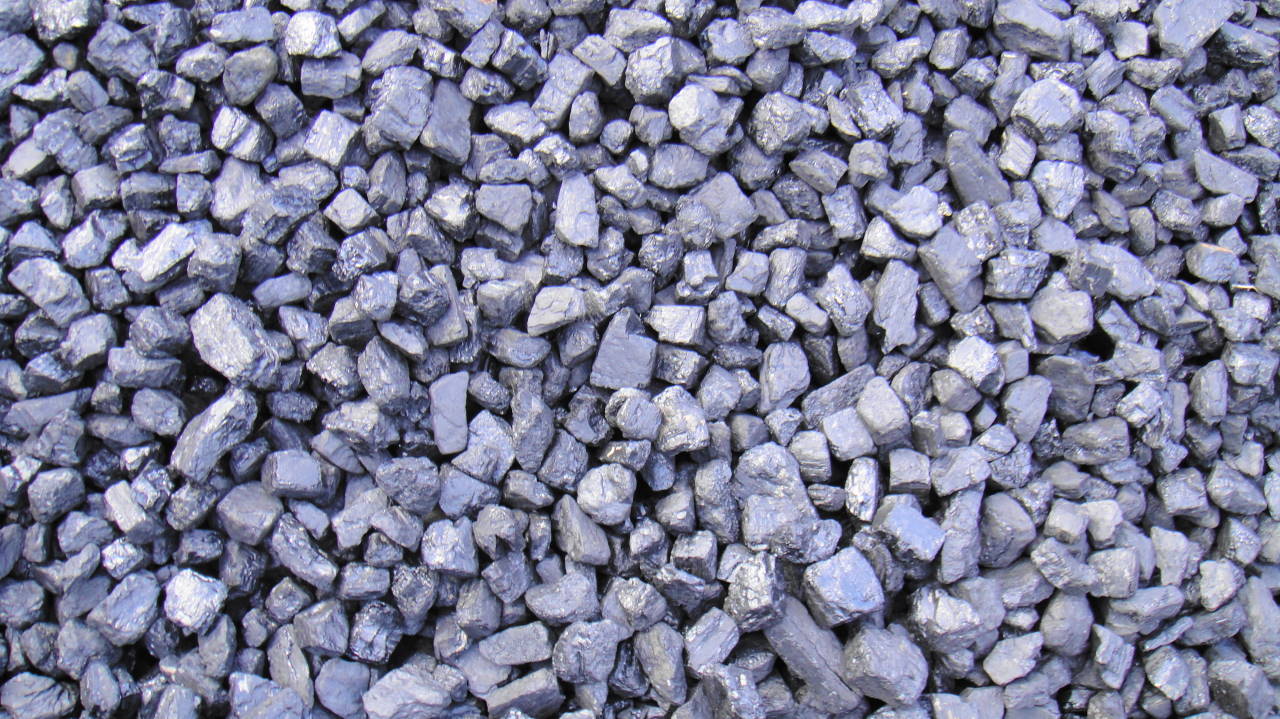 Kupa antracytu o nieregularnych kształtach, z widocznym połyskiem na powierzchni niektórych bryłek.
