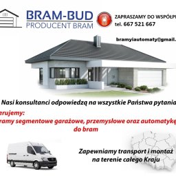 BRAM-BUD - Biały, nowoczesny dom z bramą garażową segmentową, logo firmy Bram-Bud, dane kontaktowe i mapa Polski z transportem i montażem bram na terenie całego kraju.