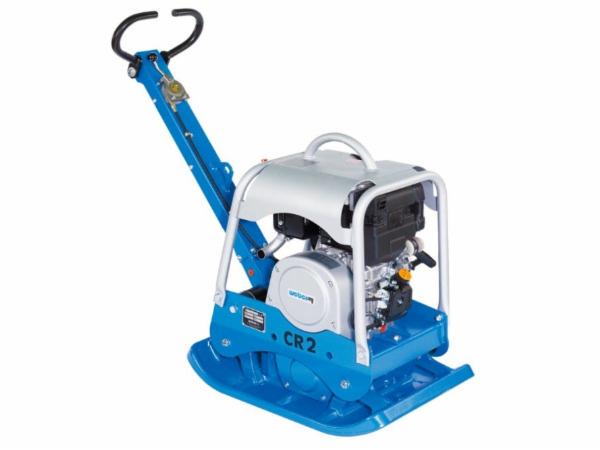 Niebiesko-srebrna zagęszczarka gruntu Weber CR2 z silnikiem spalinowym, widok z boku na białym tle.