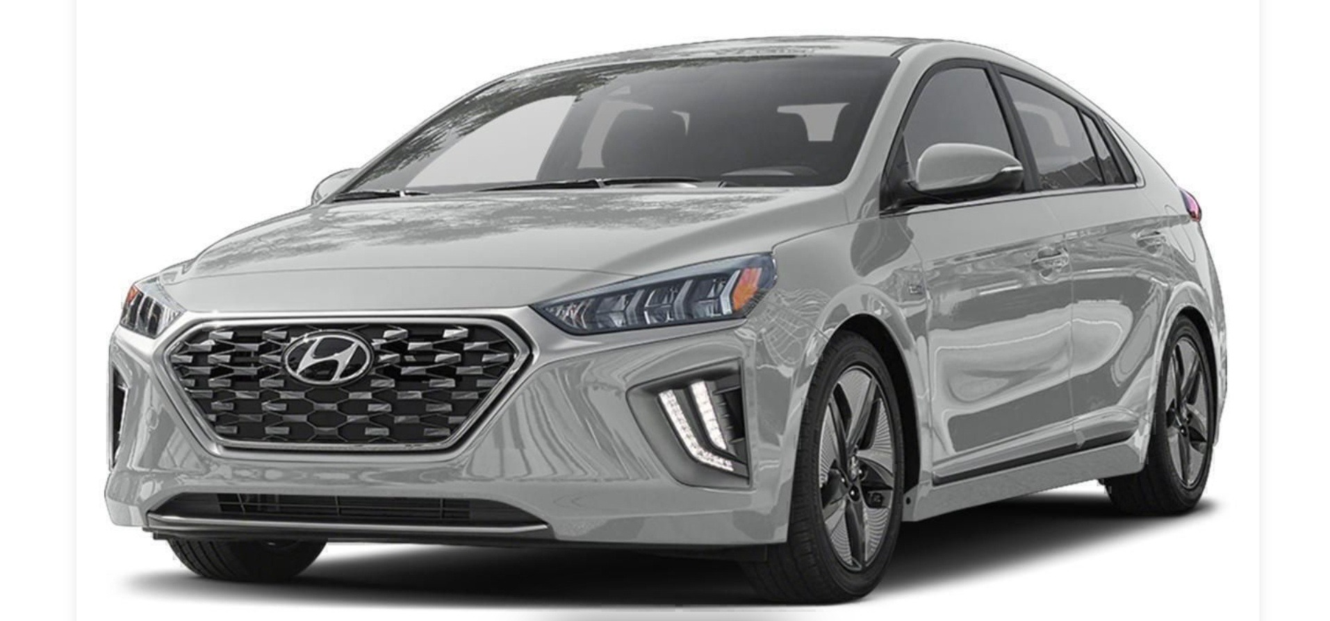 Srebrny samochód osobowy marki Hyundai, widok z przodu, prezentujący charakterystyczną atrapę chłodnicy i reflektory LED, na białym tle.