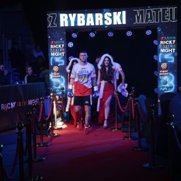 ToprawdensGFX - Oprawa wizualna gali bokserskiej Rocky Boxing Night: bokser w ringu, hostessy, telebim z logo, czerwony dywan i sznurki oddzielające publiczność. Dynamiczne oświetlenie.