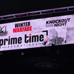 ToprawdensGFX - Billboard z grafiką promującą galę bokserską 'Winter Warfare Prime Time', z logotypami Prudential Center i Kowacki Management, widoczny z dołu pod kątem.