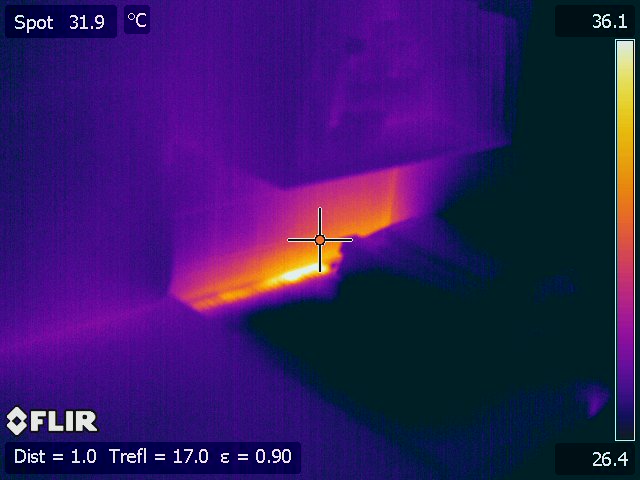 Obraz termowizyjny przedstawiający rozkład temperatur na powierzchni, z widocznym punktem pomiarowym o temperaturze 31.9°C i skalą temperatur po prawej stronie. Widoczny fragment konstrukcji...