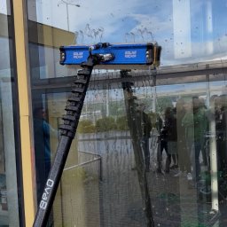 Panel Cleaner - Tak wygląda mycie z bliska. Szczotka podaje demineralizowana wodę na różnych wysokościach o różnym ciśnieniu.