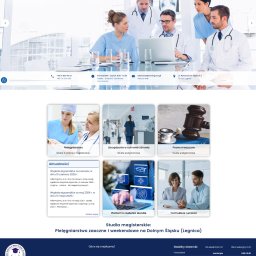 AI Pomoc-365 PL - Zrzut ekranu strony głównej Wyższej Szkoły Medycznej w Legnicy, z pięcioma lekarzami analizującymi dane na laptopie w nowoczesnym wnętrzu, ofertą studiów i aktualnościami.