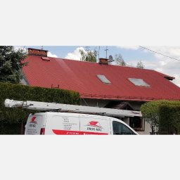 Profi-mal Alicja Wątroba - Czerwony dach po renowacji, widoczny zza firmowego busa z logo PROFI-MAL, z listą usług: malowanie dachów i elewacji, konserwacja konstrukcji.