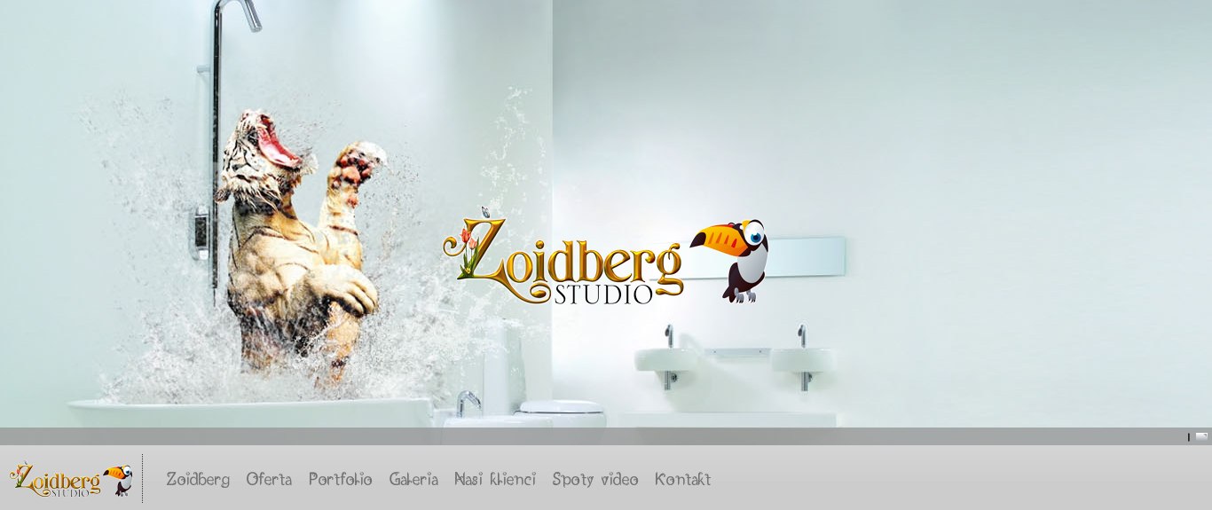 Grafika przedstawia tygrysa w wannie pod prysznicem, obok logo Zoidberg Studio z tukanem, całość w minimalistycznym białym wnętrzu łazienki.