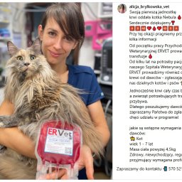 ERVET - Endoskopia Kardiologia Dermatologia Chirurgia - Weterynarz Wrocław - Przychodnia Weterynaryjna ERVET s.c. Alicja Bryłkowska Paweł Bryłkowski - Weterynarz z kotem-dawcą krwi Nebula i workiem krwi ER Vet. Kobieta w uniformie trzyma kota, obok worek z krwią. Promocja krwiodawstwa zwierząt.