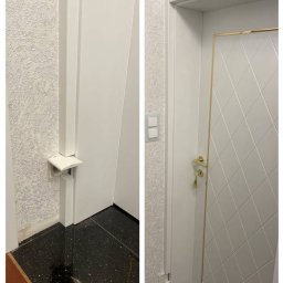 Adam Drzwi Okna Bramy Rolety - Białe, nowoczesne drzwi wewnętrzne z geometrycznym wzorem i złotymi akcentami, zamontowane w pokoju z dekoracyjną tapetą i czarną podłogą.