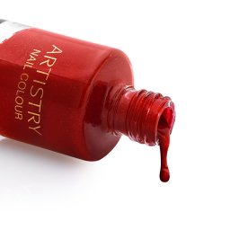 Szelest - Przewrócona buteleczka czerwonego, błyszczącego lakieru do paznokci z kroplą spływającą na białe tło.