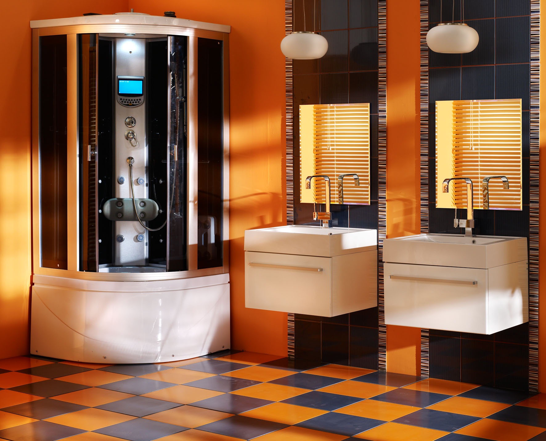 Nowoczesna kabina prysznicowa z hydromasażem, dwie umywalki z szafkami wiszącymi i lustrami z żaluzjami w łazience w Jaworowej, pomarańczowe ściany i szachownica na podłodze.