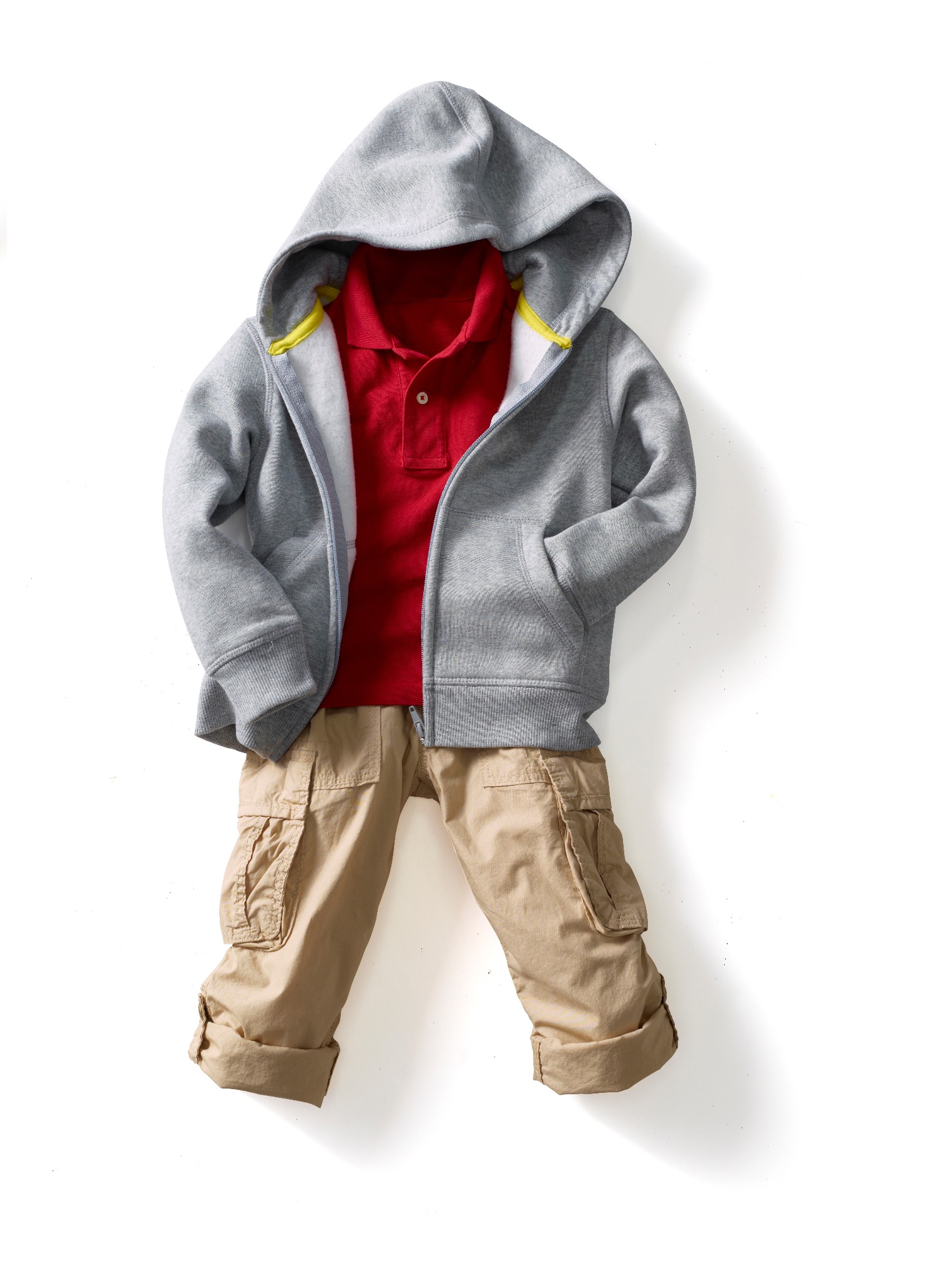Dziecięcy zestaw ubrań: szara bluza z kapturem z żółtymi detalami, czerwona koszulka polo i beżowe spodnie cargo, ułożone na białym tle.